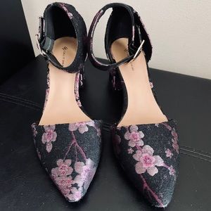 Low Heel, pointed Toe, black floral